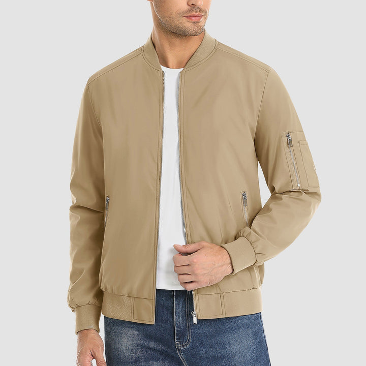 "Blouson bomber léger homme printemps, coupe moderne, fermeture éclair visible, idéal pour brises printanières."