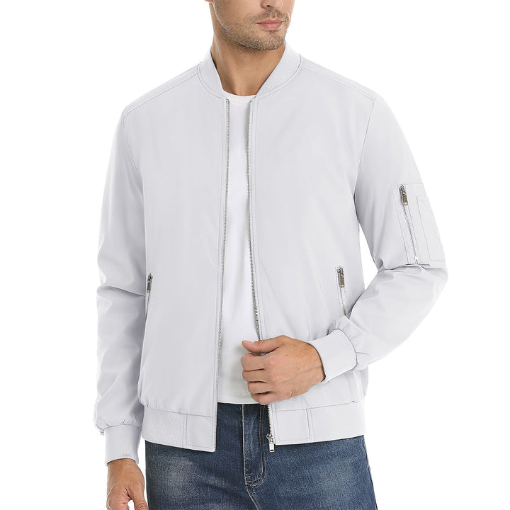 "Blouson bomber léger homme printemps, coupe moderne, fermeture éclair visible, idéal pour brises printanières."
