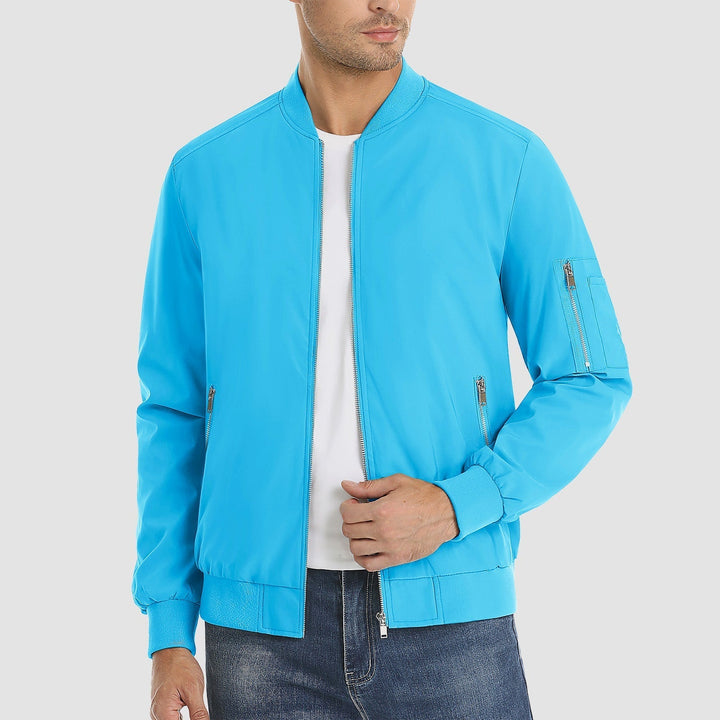"Blouson bomber léger homme printemps, coupe moderne, fermeture éclair visible, idéal pour brises printanières."