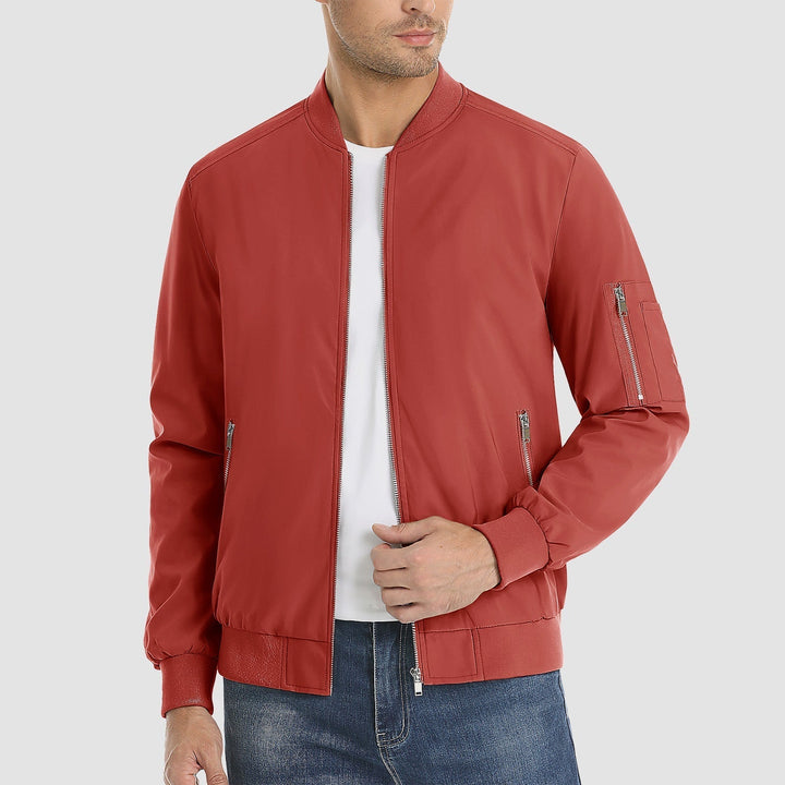 "Blouson bomber léger homme printemps, coupe moderne, fermeture éclair visible, idéal pour brises printanières."