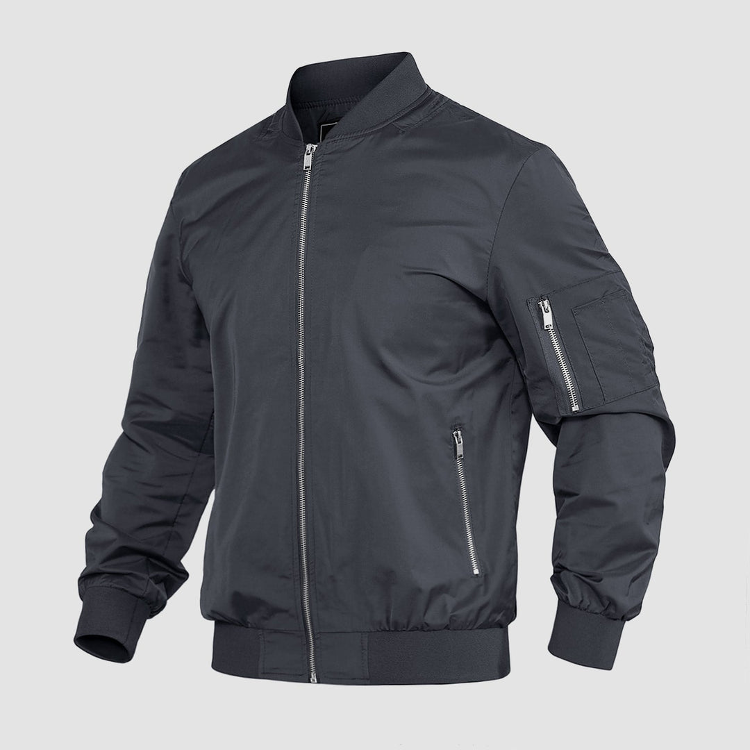 "Blouson bomber léger homme printemps, coupe moderne, fermeture éclair visible, idéal pour brises printanières."