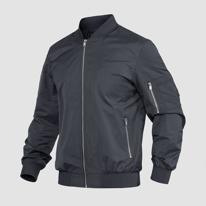 "Blouson bomber léger homme printemps, coupe moderne, fermeture éclair visible, idéal pour brises printanières."