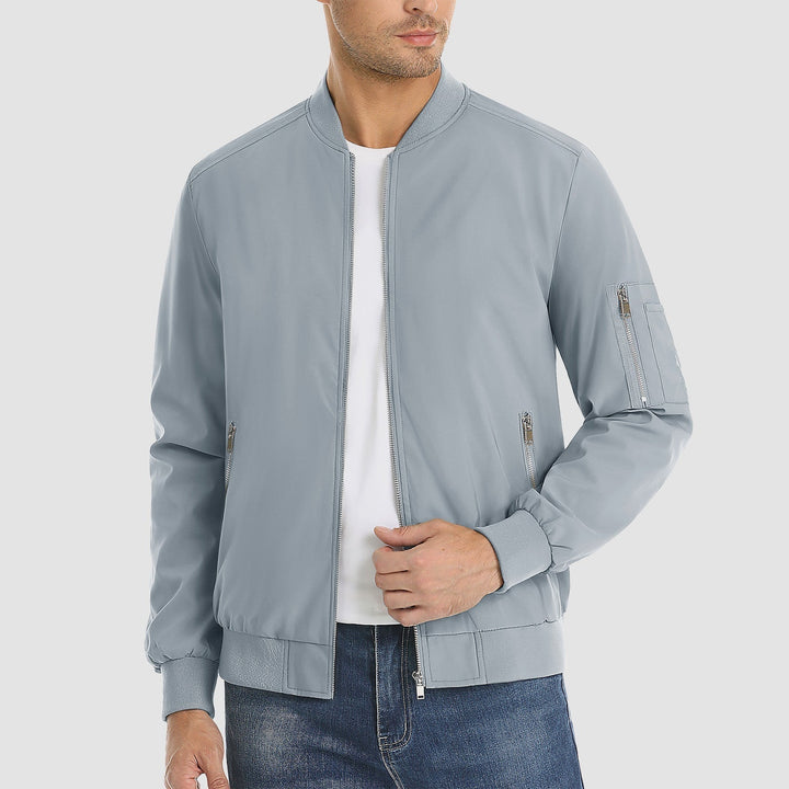 "Blouson bomber léger homme printemps, coupe moderne, fermeture éclair visible, idéal pour brises printanières."