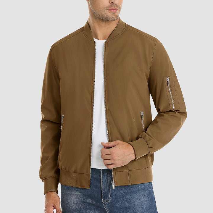 "Blouson bomber léger homme printemps, coupe moderne, fermeture éclair visible, idéal pour brises printanières."
