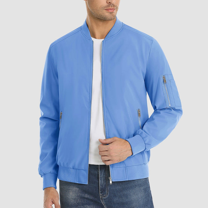 "Blouson bomber léger homme printemps, coupe moderne, fermeture éclair visible, idéal pour brises printanières."