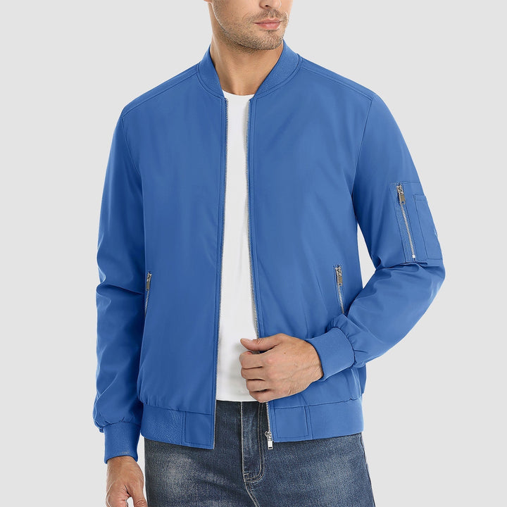 "Blouson bomber léger homme printemps, coupe moderne, fermeture éclair visible, idéal pour brises printanières."
