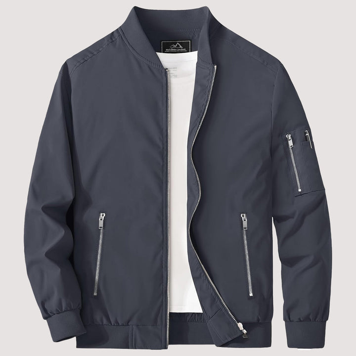 "Blouson bomber léger homme printemps, coupe moderne, fermeture éclair visible, idéal pour brises printanières."