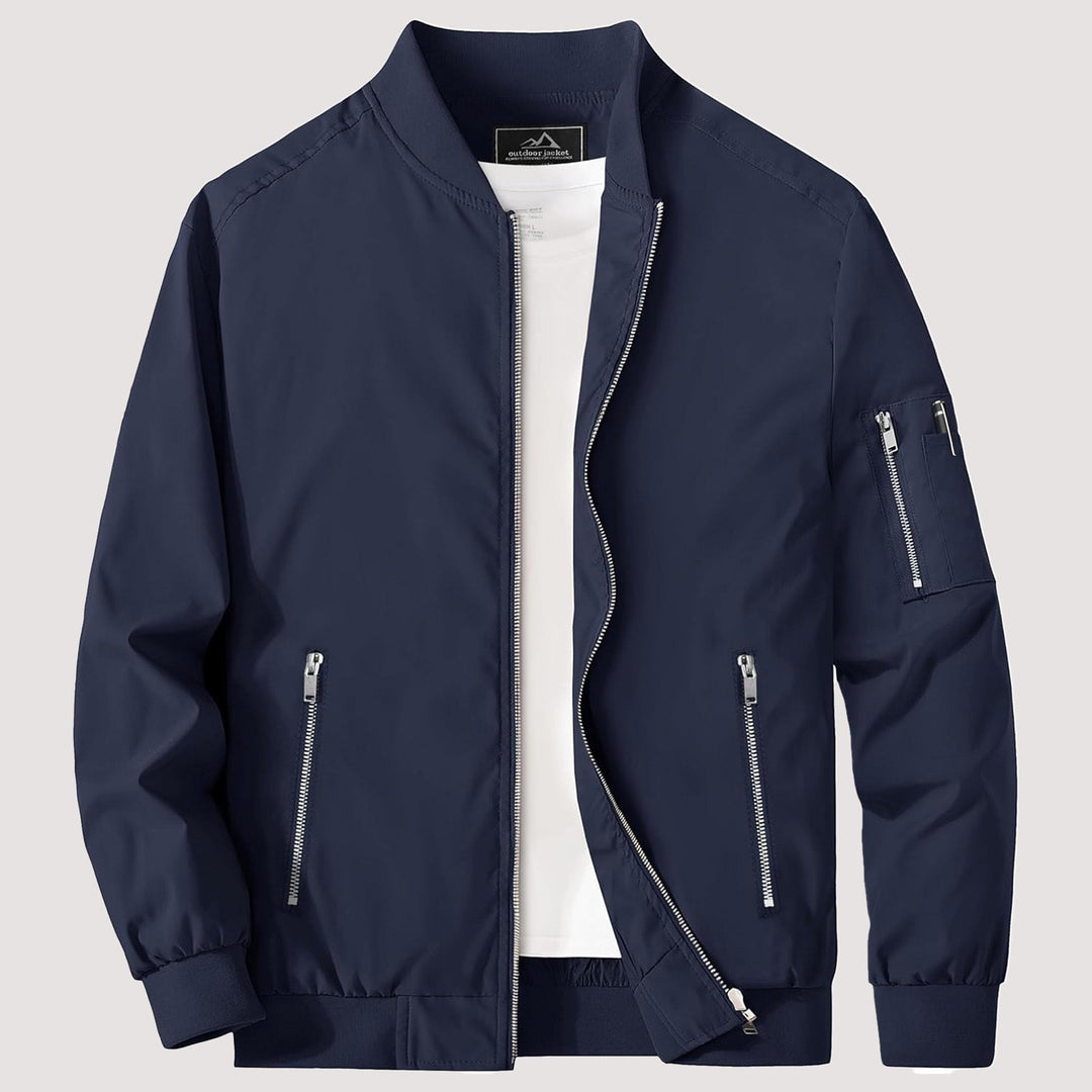 "Blouson bomber léger homme printemps, coupe moderne, fermeture éclair visible, idéal pour brises printanières."
