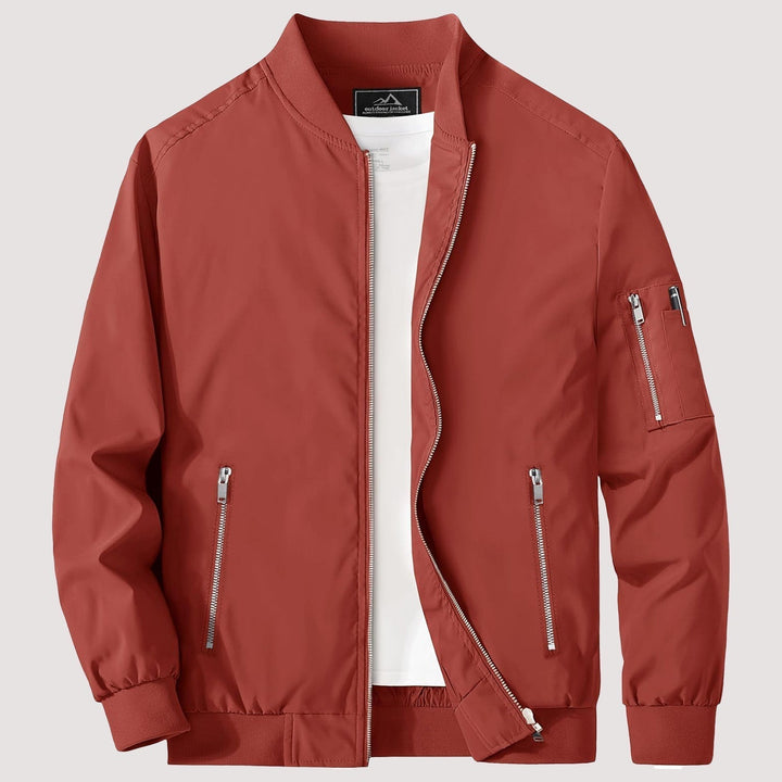 "Blouson bomber léger homme printemps, coupe moderne, fermeture éclair visible, idéal pour brises printanières."