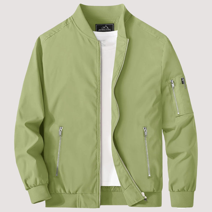 "Blouson bomber léger homme printemps, coupe moderne, fermeture éclair visible, idéal pour brises printanières."