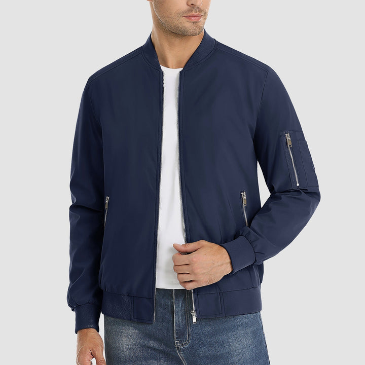 "Blouson bomber léger homme printemps, coupe moderne, fermeture éclair visible, idéal pour brises printanières."