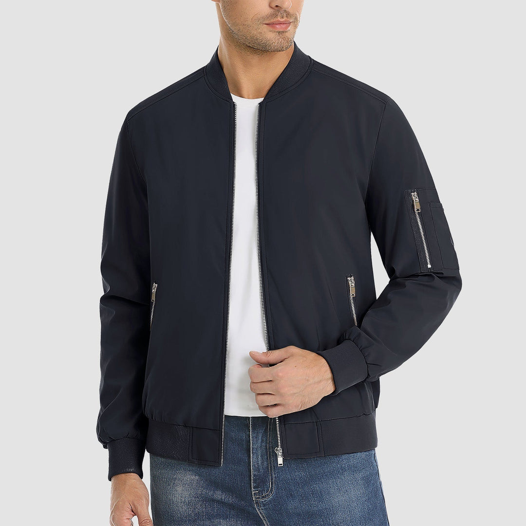 "Blouson bomber léger homme printemps, coupe moderne, fermeture éclair visible, idéal pour brises printanières."