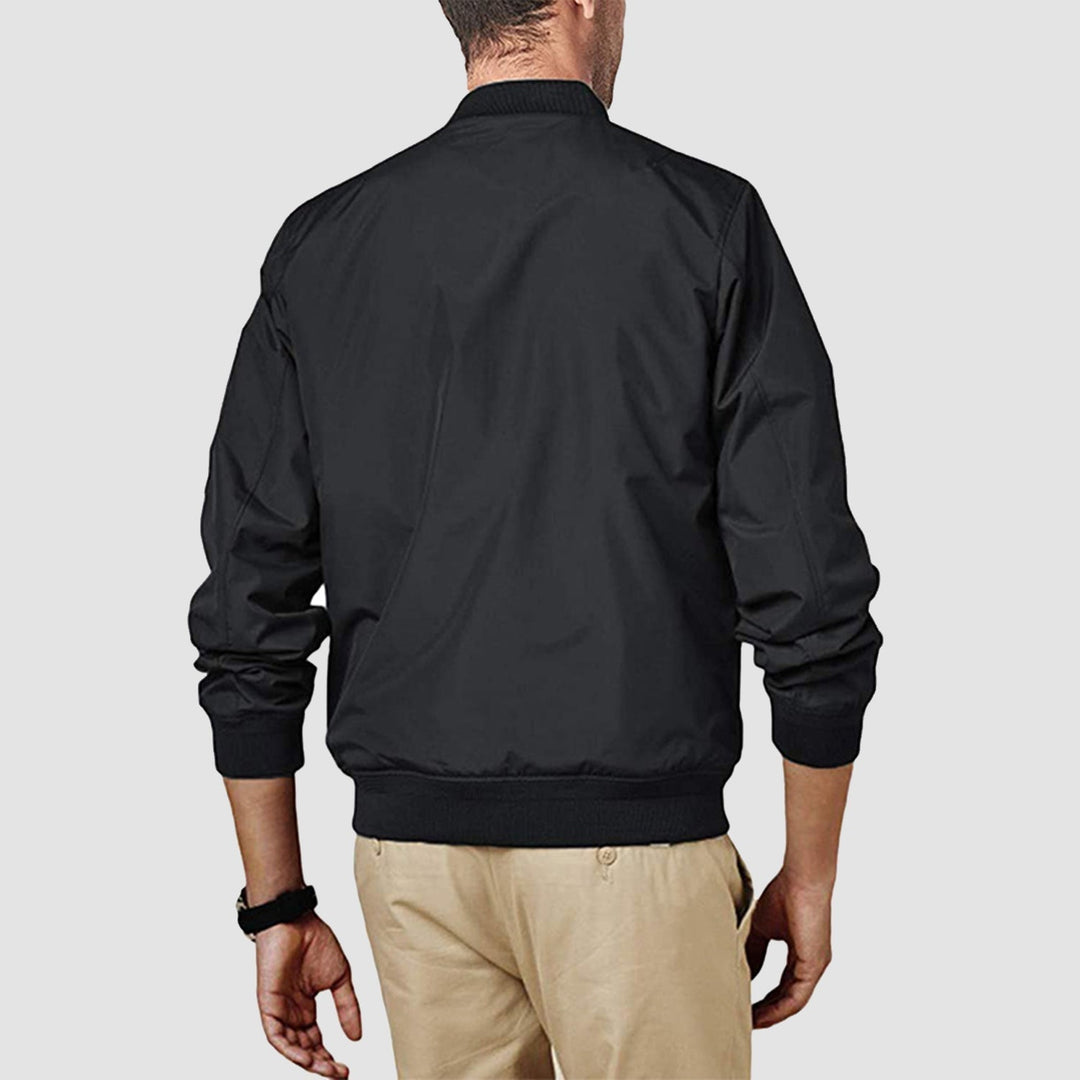 "Blouson bomber léger homme printemps, coupe moderne, fermeture éclair visible, idéal pour brises printanières."