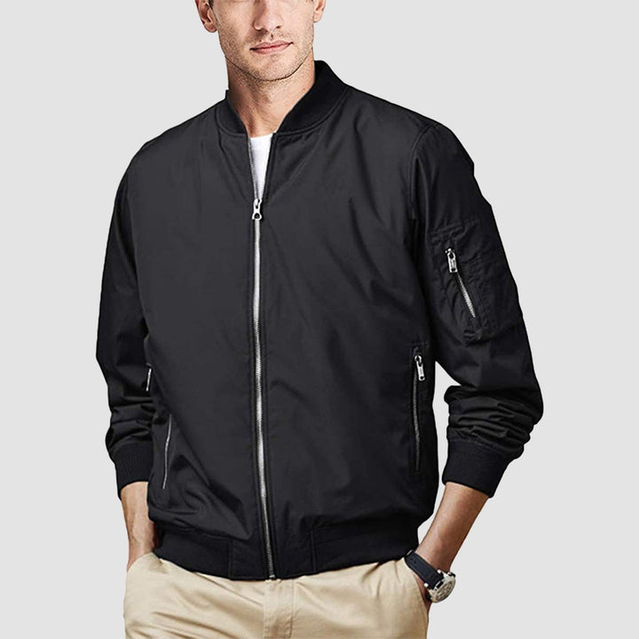 "Blouson bomber léger homme printemps, coupe moderne, fermeture éclair visible, idéal pour brises printanières."