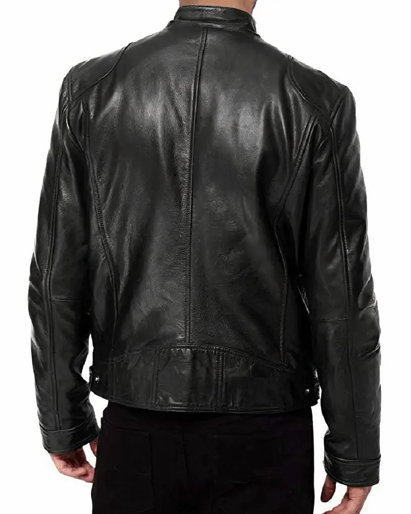Blouson de moto en cuir noir pour homme avec design épuré, idéal pour protection et style lors de la conduite.