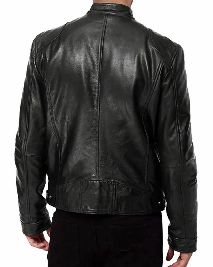 Blouson de moto en cuir noir pour homme avec design épuré, idéal pour protection et style lors de la conduite.