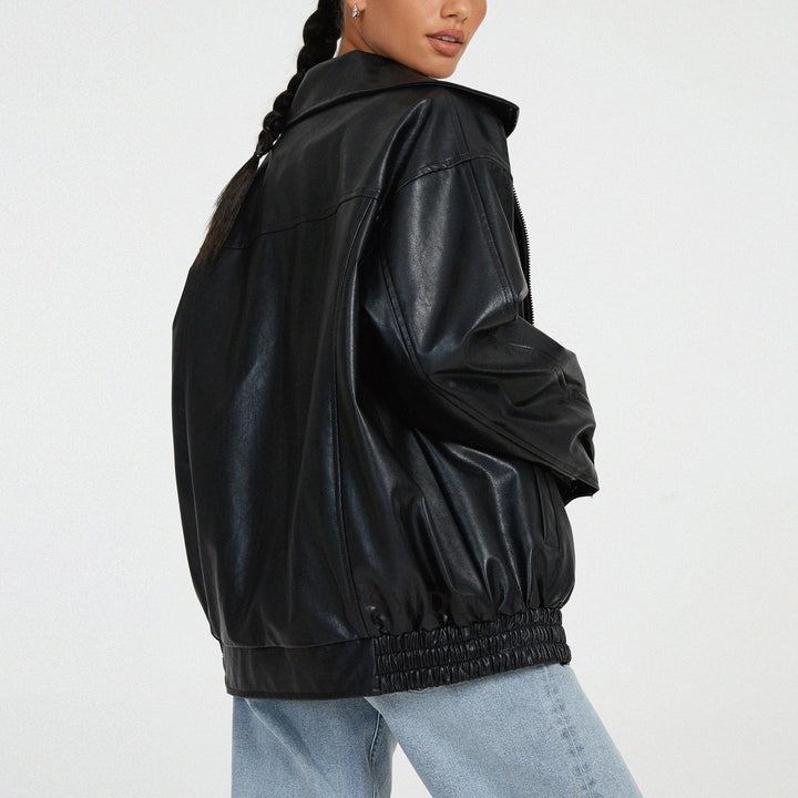 Blouson en cuir synthétique femme style motard, coupe féminine, fermeture zippée asymétrique, poches latérales zippées.