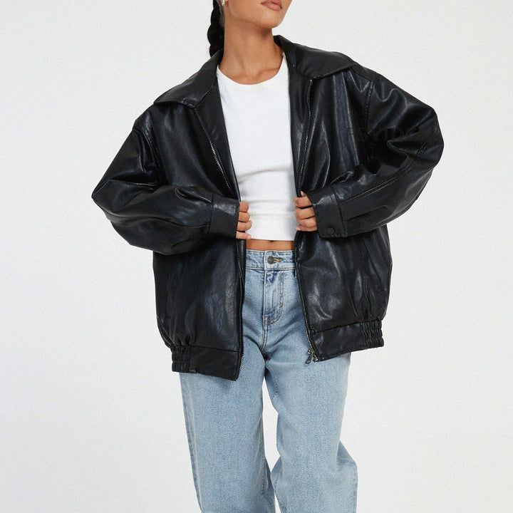 Blouson en cuir synthétique femme style motard, coupe féminine, fermeture zippée asymétrique, poches latérales zippées.