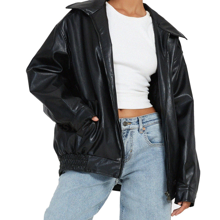 Blouson en cuir synthétique femme style motard, coupe féminine, fermeture zippée asymétrique, poches latérales zippées.