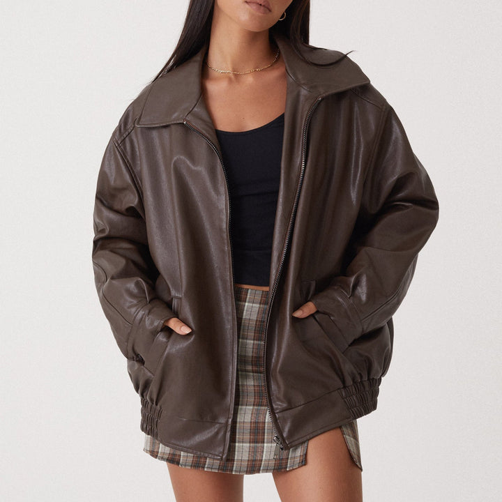 Blouson en cuir synthétique femme style motard, coupe féminine, fermeture zippée asymétrique, poches latérales zippées.