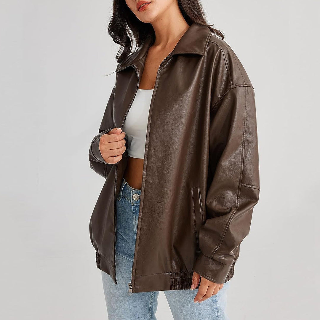 Blouson en cuir synthétique femme style motard, coupe féminine, fermeture zippée asymétrique, poches latérales zippées.