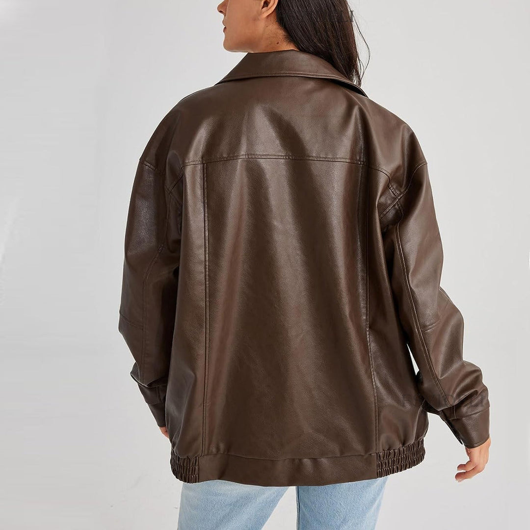 Blouson en cuir synthétique femme style motard, coupe féminine, fermeture zippée asymétrique, poches latérales zippées.