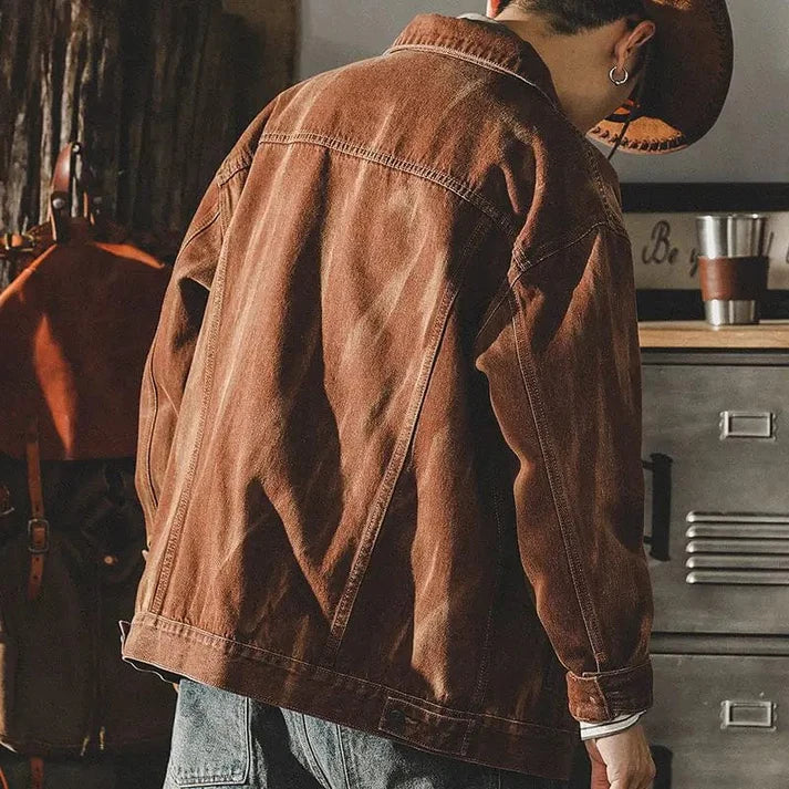 Blouson jean homme rétro marron, col retourné. Style vintage, coupe flatteuse.