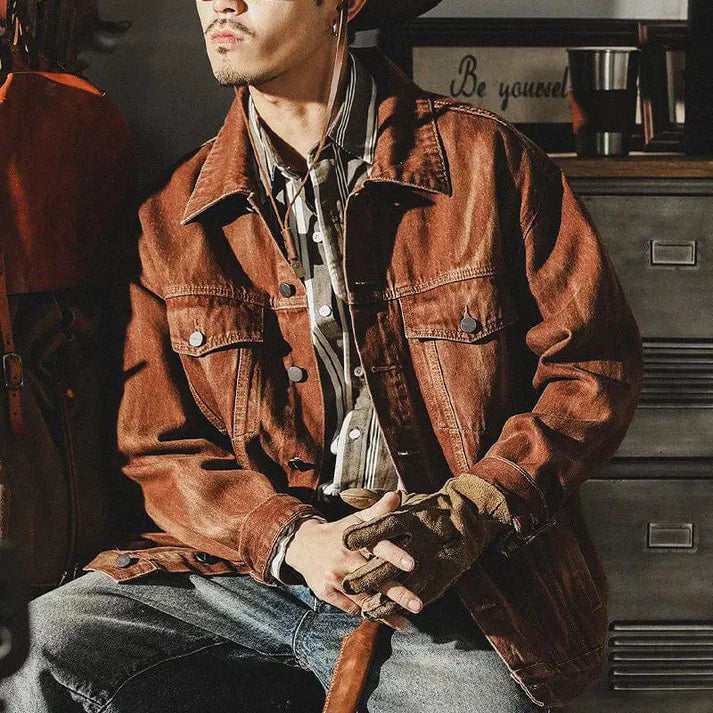 Blouson jean homme rétro marron, col retourné. Style vintage, coupe flatteuse.
