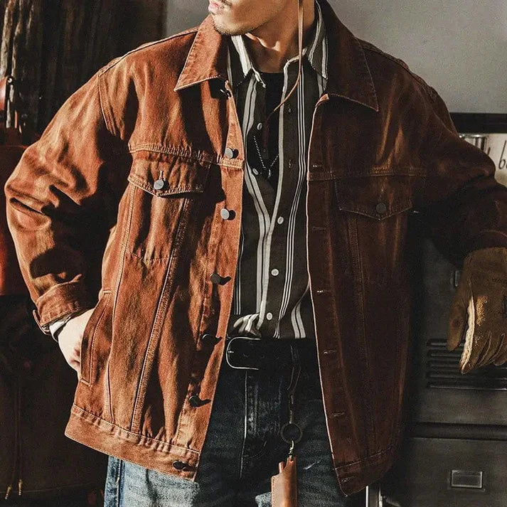 Blouson jean homme rétro marron, col retourné. Style vintage, coupe flatteuse.