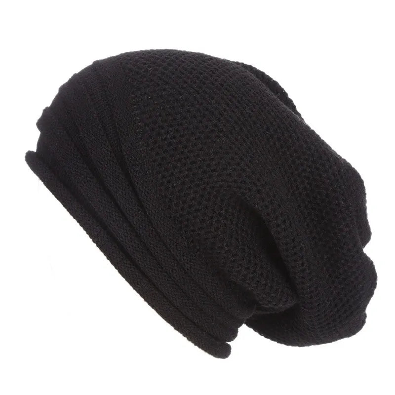 Bonnet tricoté femme, doux et chaud, parfait pour l'hiver. Accessoire mode confortable.
