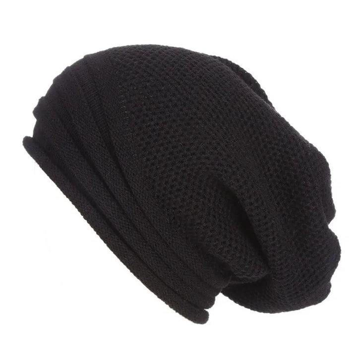 Bonnet tricoté femme, doux et chaud, parfait pour l'hiver. Accessoire mode confortable.
