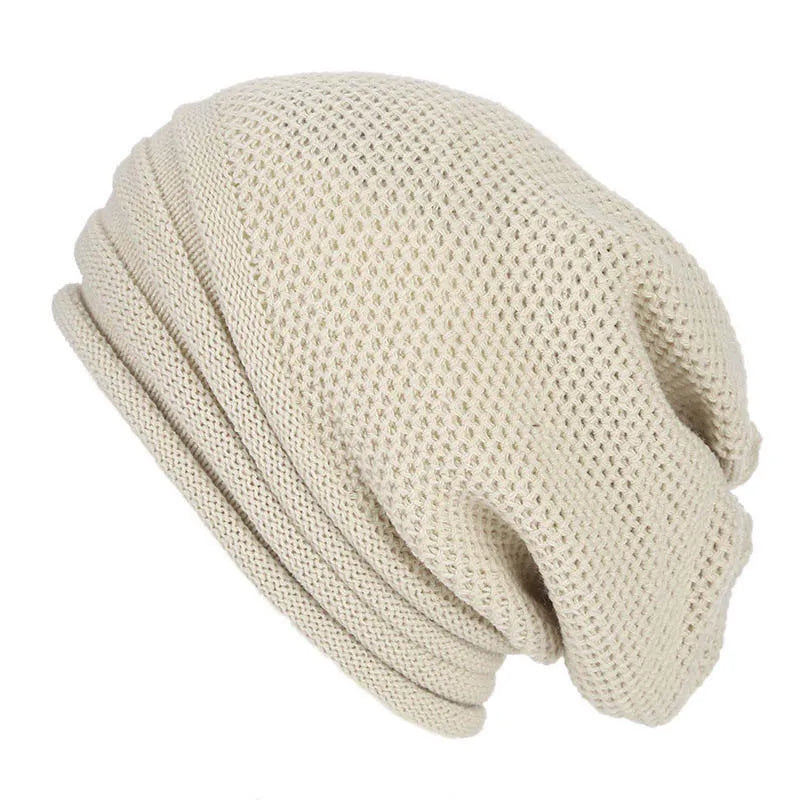Bonnet tricoté femme tendance, couleur moderne, accessoire chic pour l'hiver. Idéal mode.