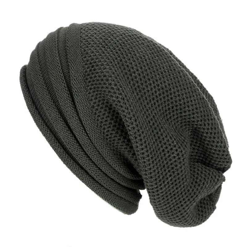 Bonnet tricoté en laine douce pour femme, chaud et confortable. Style hivernal.
