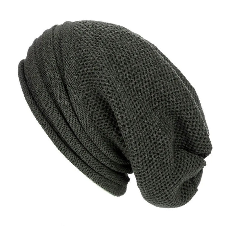 Bonnet tricoté en laine douce pour femme, chaud et confortable. Style hivernal.