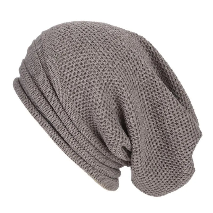 Femme portant un bonnet tricoté chaud, idéal pour les journées froides d'hiver, look tendance.