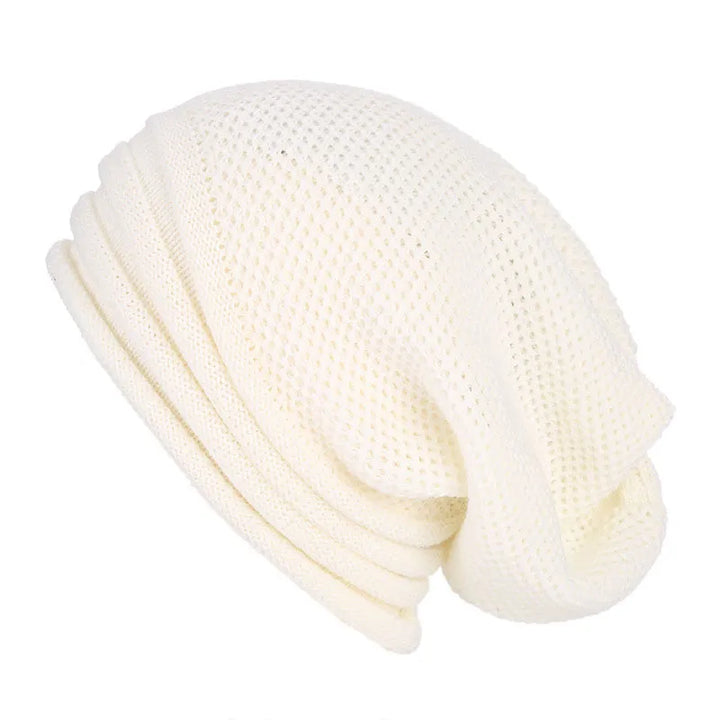 Bonnet tricoté femme polyvalent, chaud et tendance, complémente tout style d'hiver. Confort assuré.
