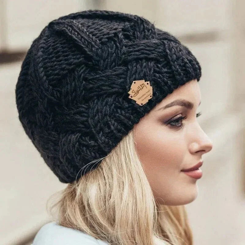 Bonnet tricoté femme élégant et chaud pour l'hiver, doux et confortable, accessoire de mode tendance.