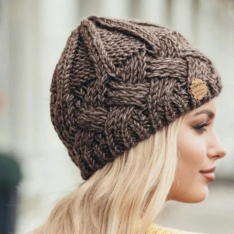 Accessoire hiver mode : bonnet tricoté chaud et doux pour femme, design élégant et moderne.