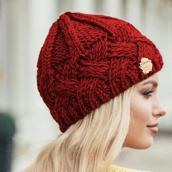 Bonnet tricoté doux en maille fine pour femme, style moderne et chic, idéal accessoire d'hiver.