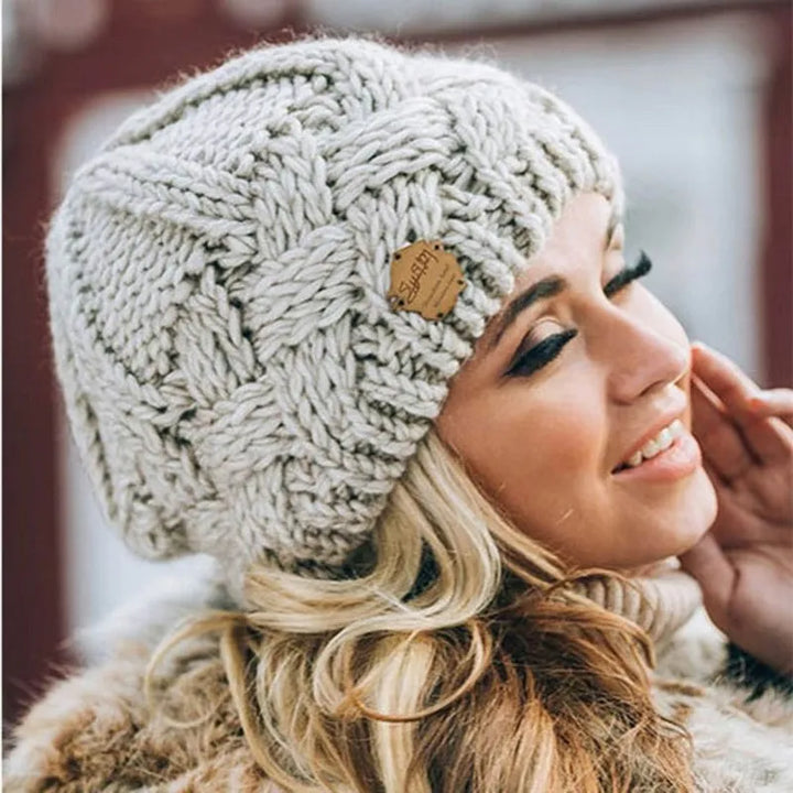Bonnet femme élégant, tricoté main, doux et chaud, parfait pour les journées froides d'hiver.