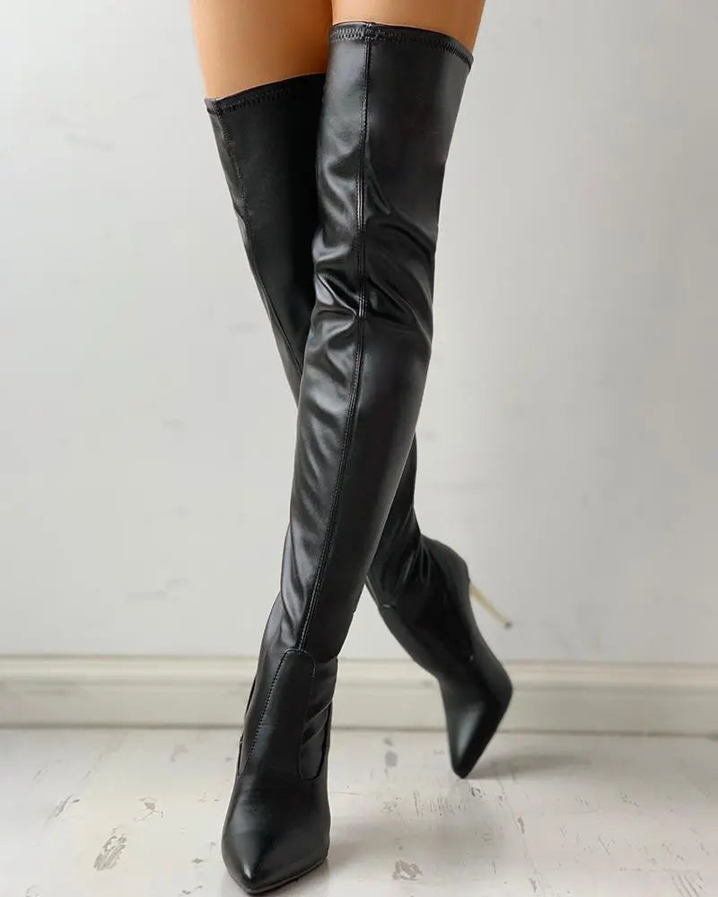 "Bottes à la cheville en cuir noir pour femme moderne, élégantes et confortables avec talon discret et finition de qualité."