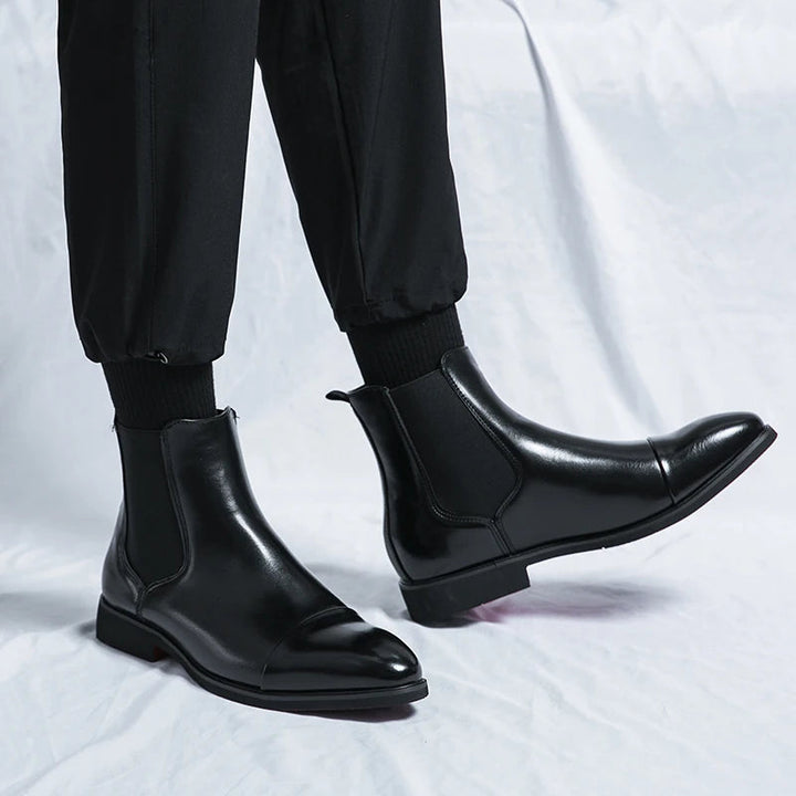 "Bottes Chelsea homme en cuir lisse ajusté avec bout droit, élégantes et pratiques, parfaites pour un style soigné."