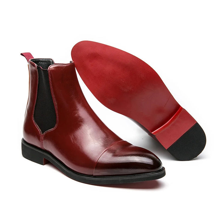 "Bottes Chelsea homme en cuir lisse ajusté avec bout droit, élégantes et pratiques, parfaites pour un style soigné."