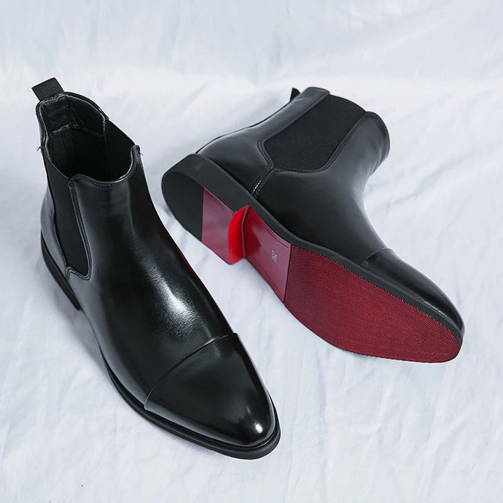"Bottes Chelsea homme en cuir lisse ajusté avec bout droit, élégantes et pratiques, parfaites pour un style soigné."
