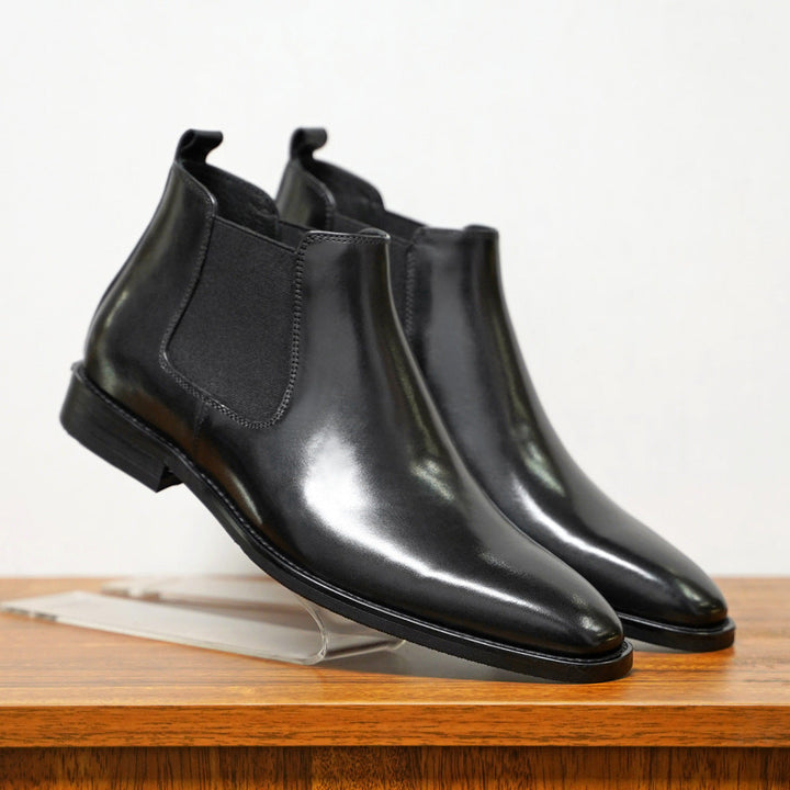 "Bottes Chelsea homme en cuir premium, design élégant avec panneaux élastiques, vue de côté"