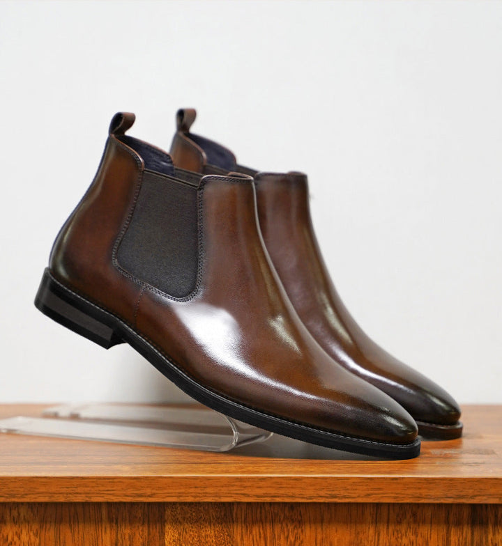 "Bottes Chelsea homme en cuir premium, design élégant avec panneaux élastiques, vue de côté"