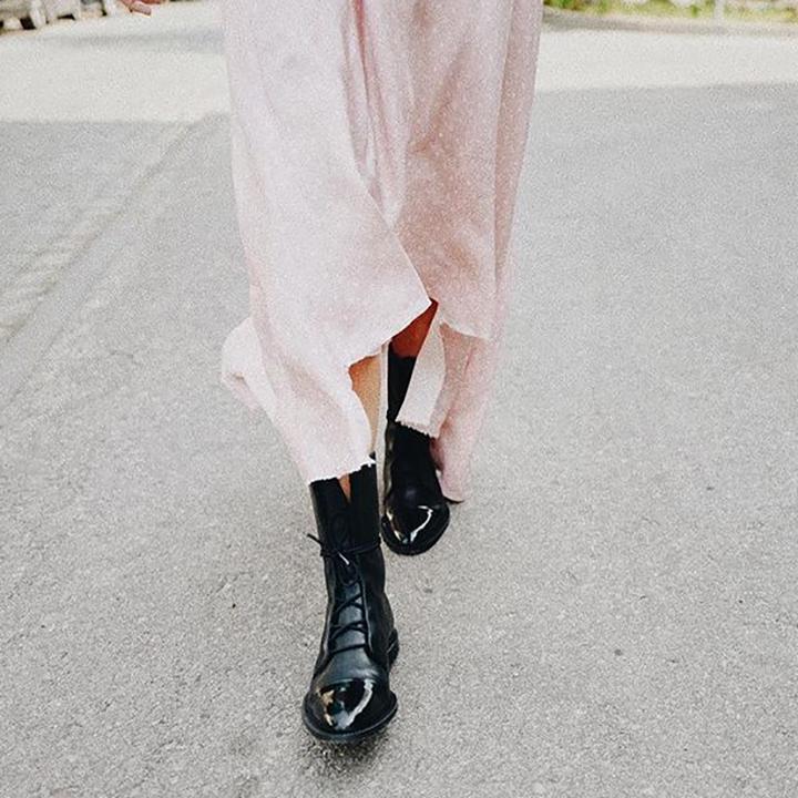 Bottes classiques en cuir marron pour femmes, élégantes et confortables, idéales pour un style intemporel et sophistiqué.