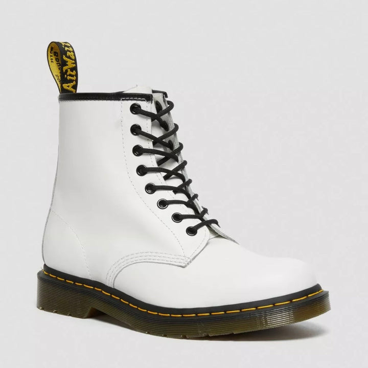 Détail texture cuir des bottes Vortex classiques pour hommes, style élégant et confort optimal.