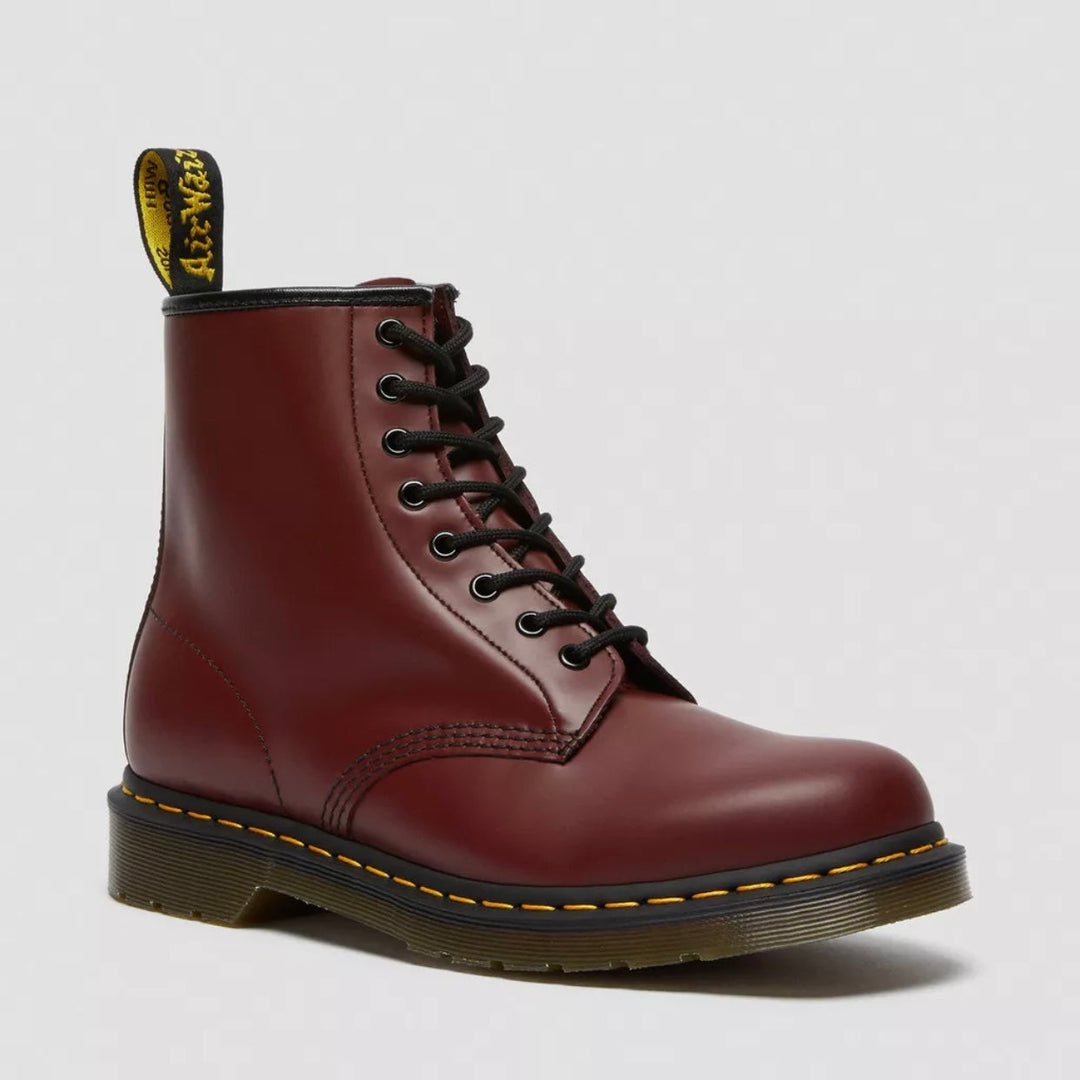 Homme portant des bottes Vortex classiques, look tendance et mode masculine affirmée, idéales confort.