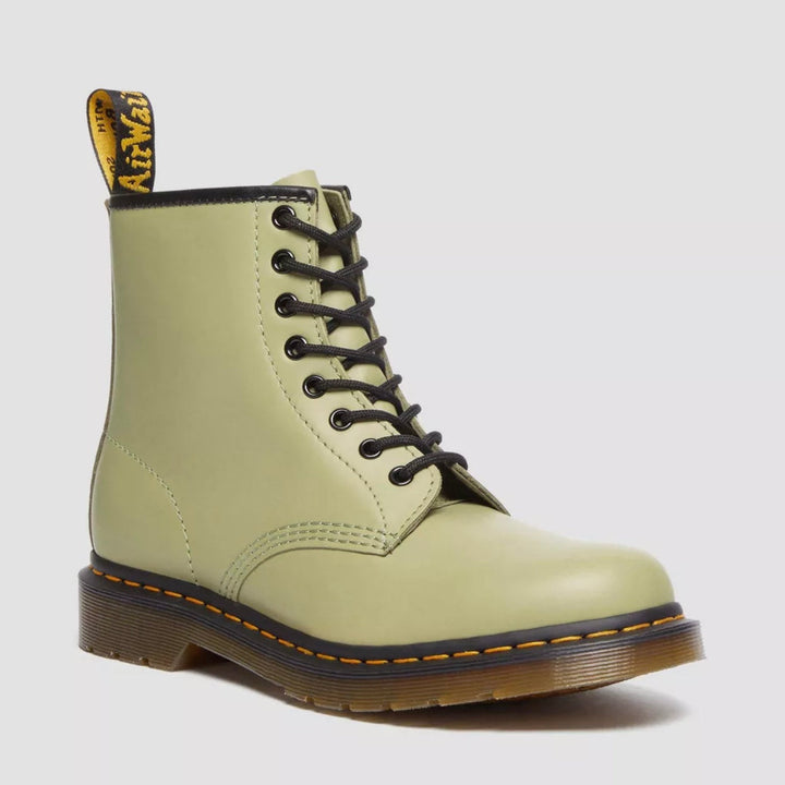Vue frontale des bottes Vortex classiques, chaussures hommes intemporelles et robustes, style chic.